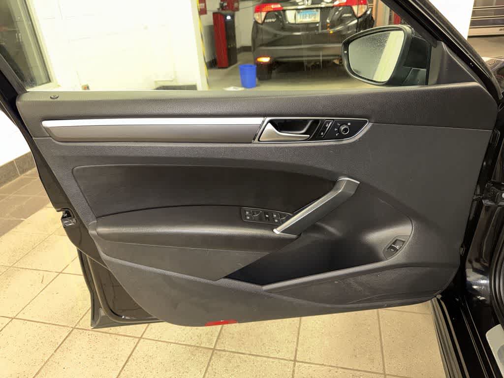 2017 Volkswagen Passat R-Line w/Comfort Pkg