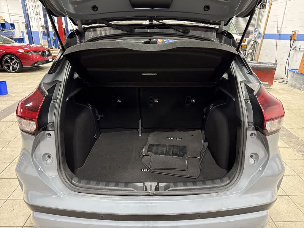 2022 Nissan Kicks SR