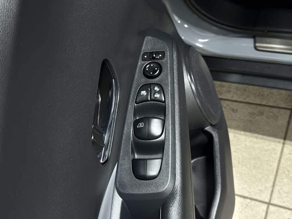 2022 Nissan Kicks SR