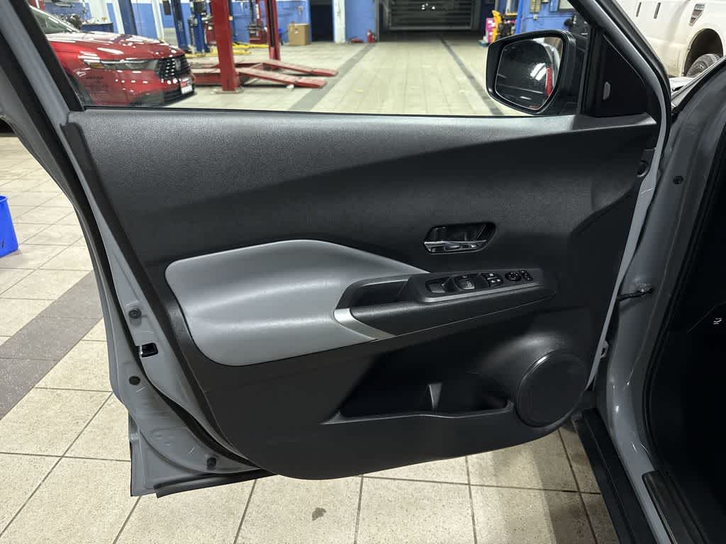 2022 Nissan Kicks SR