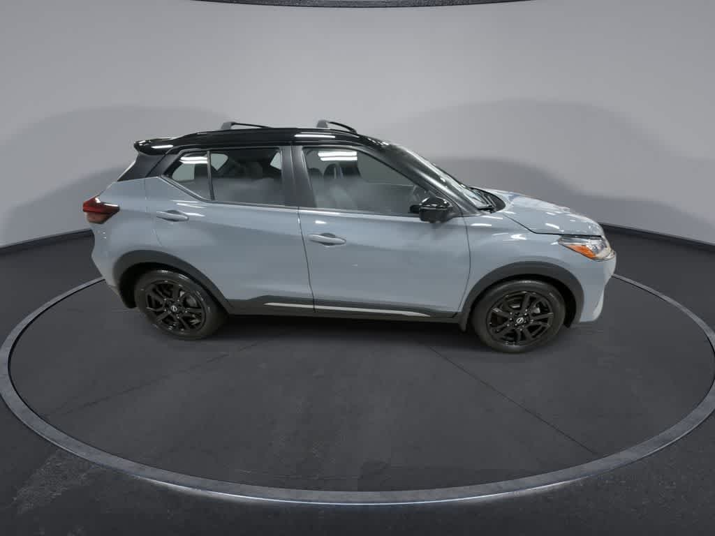 2022 Nissan Kicks SR
