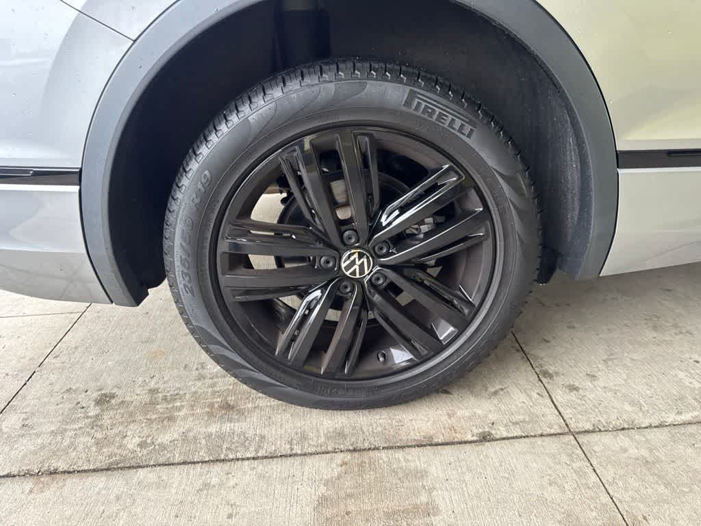 2022 Volkswagen Tiguan SE R-Line Black