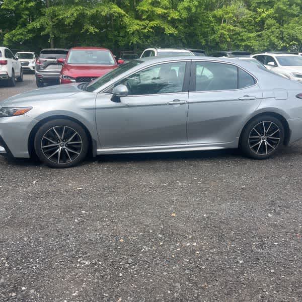 2022 Toyota Camry Hybrid SE