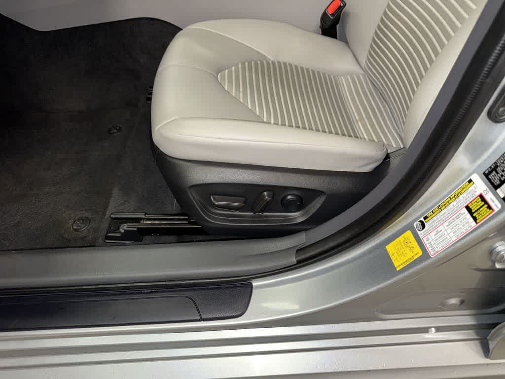 2022 Toyota Camry Hybrid SE