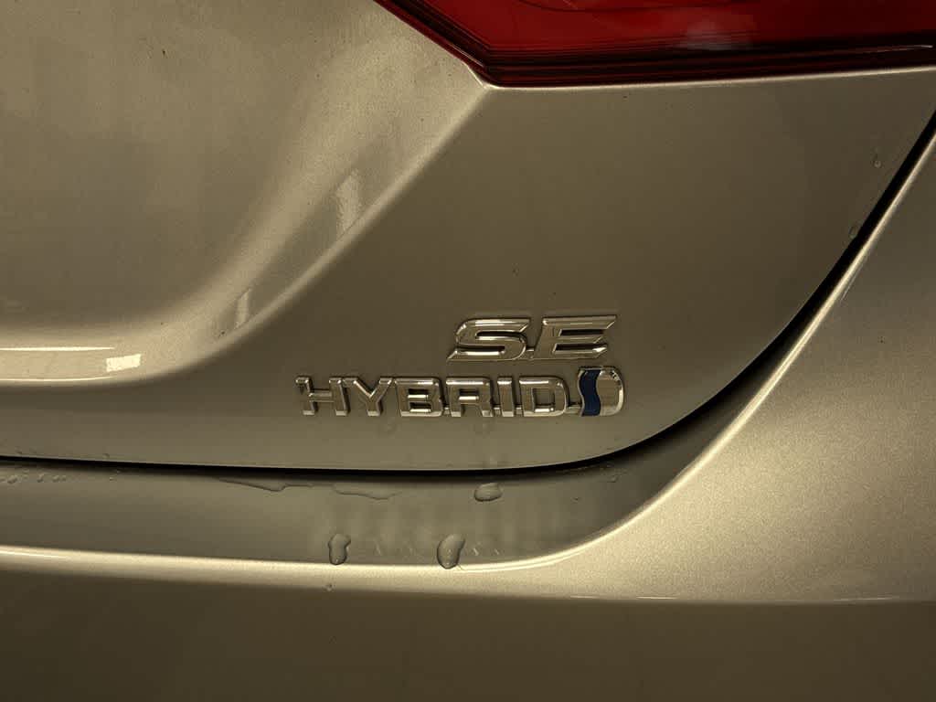 2022 Toyota Camry Hybrid SE