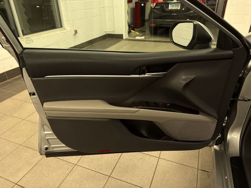 2022 Toyota Camry Hybrid SE