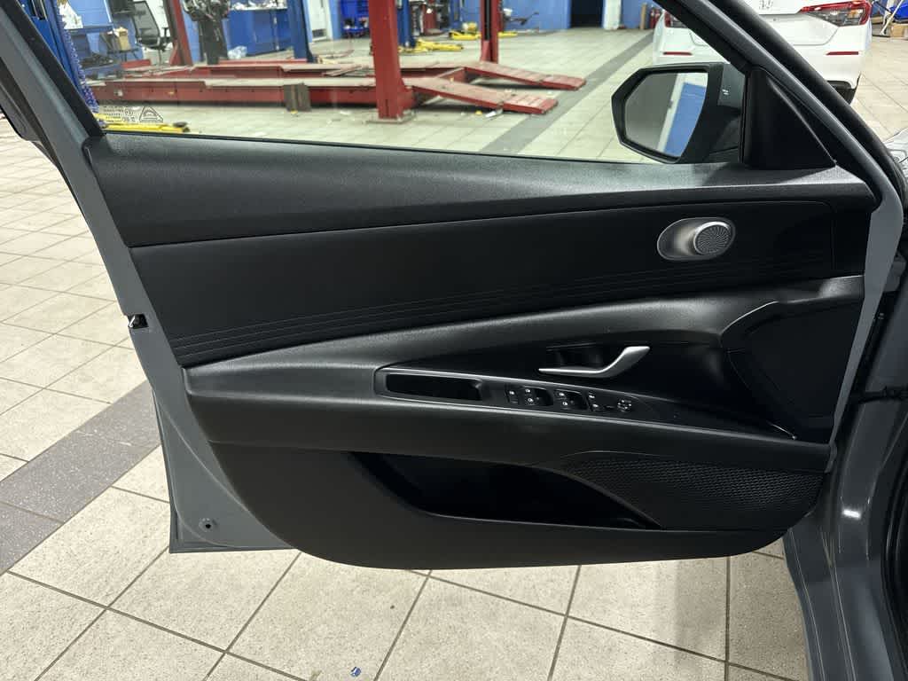 2022 Hyundai Elantra SE